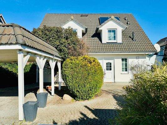 Vorderseite mit Carport