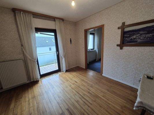 zeigt Esszimmer im Erdgeschoss