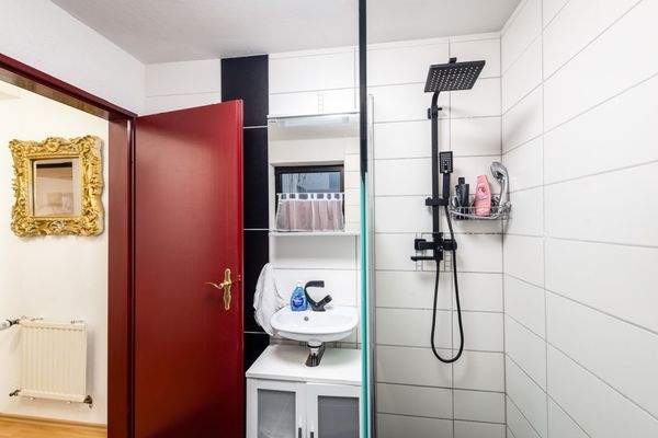 Badezimmer EG Wohnung.jpg