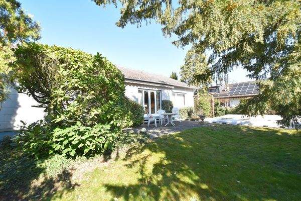 Seitenansicht mit Freisitz und Pool