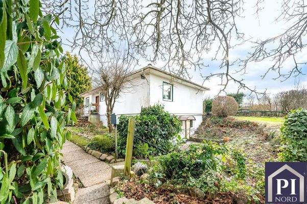 Seperater und beleuchteter Eingang ins Souterrain