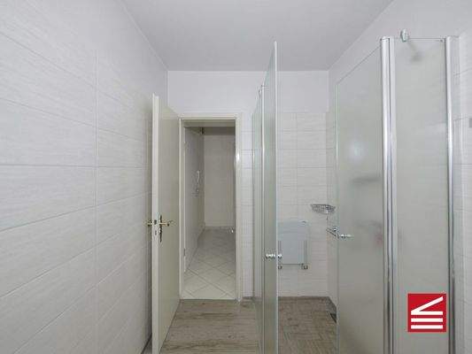 1-1536_09_Badezimmer - Blick Richtung Flur