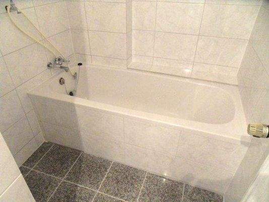 Bad mit Dusche und Wanne