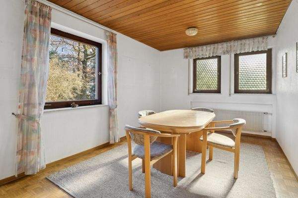 Lichtdurchflutetes Esszimmer