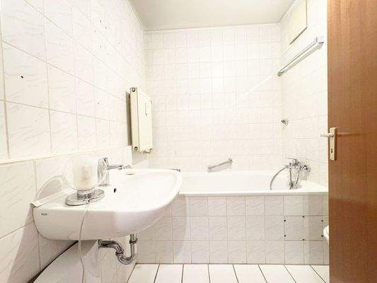 Badezimmer mit Wanne und Dusche