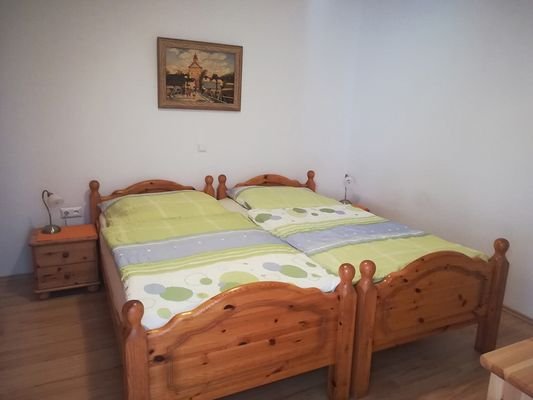 Schlafzimmer mit Doppelbett