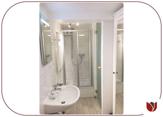 Dachgeschoss: Duschbad mit WC und Fenster