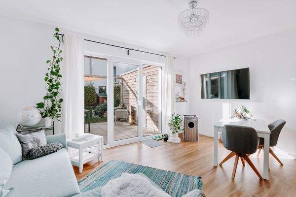 mit direktem Zugang zum Garten und zur Terrasse