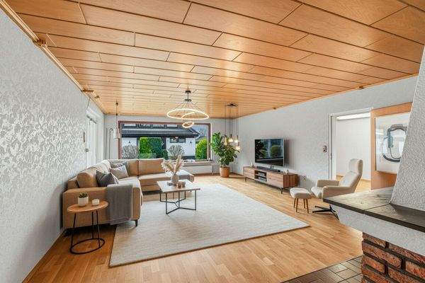 Wohn- und Esszimmer im Erdgeschoss (KI Einrichtungsbeispiel)