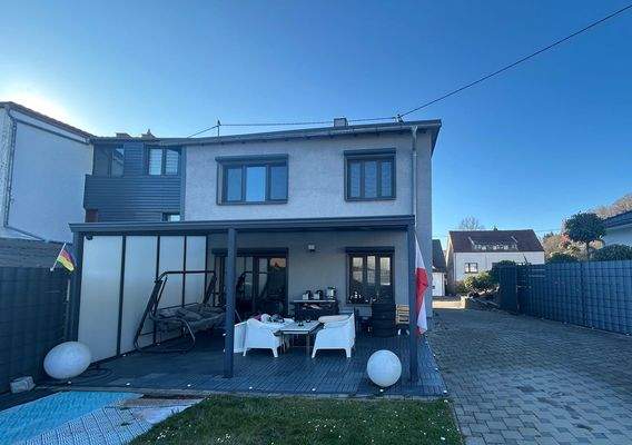 Rückansicht Haus und Terrasse