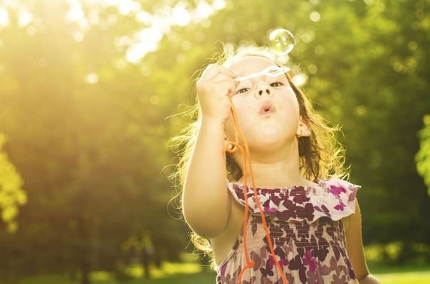 Kind spielt im Garten 
