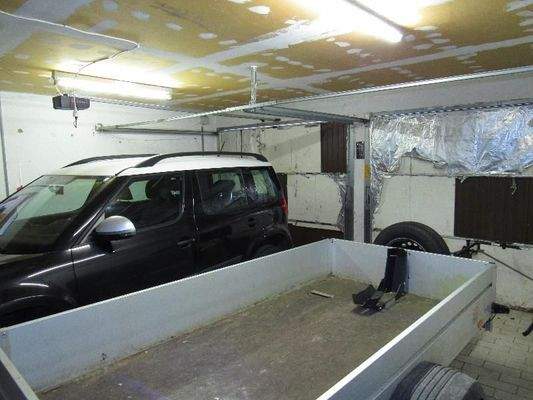 Doppelgarage ist mit dem Haus verbunden