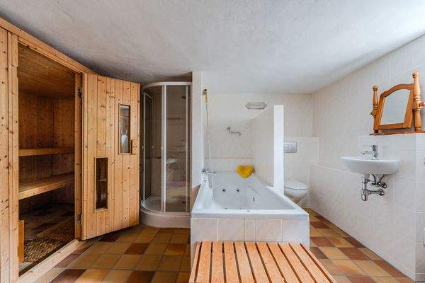 Wohlfühl-Oase mit Sauna im Untergeschoss