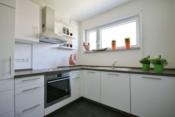 Küche weißen Wänden und anthrazitfarbenen Bodenfliesen (Musterwohnung).JPG