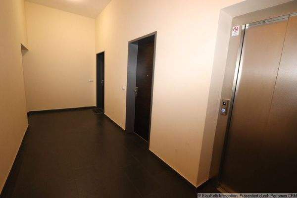 Blick zur Wohneingangstür (ganz links)