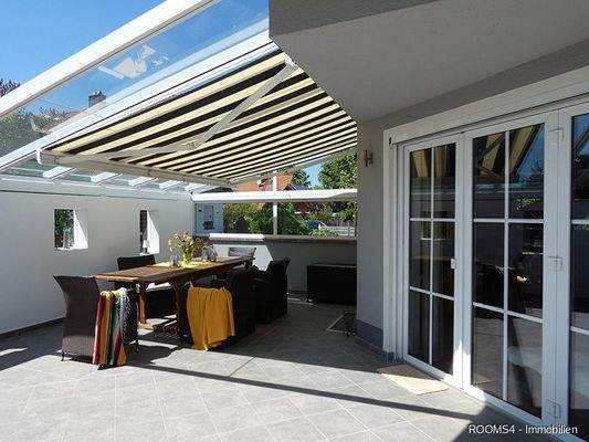 überdachter Freisitz mit Markise
