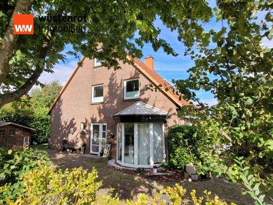 Hausgiebelseite mit Runderker und Gartenhaus