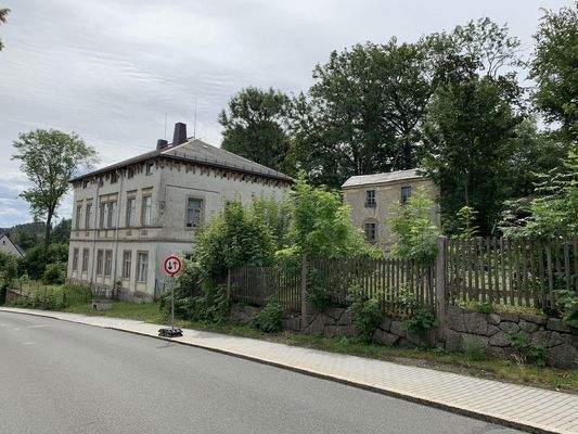 Villa mit Nebenhaus