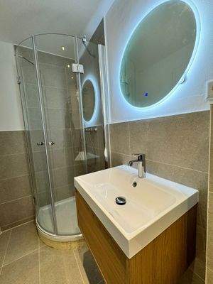 Modernes Badezimmer mit Duschkabine