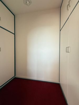 Abseite mit Einbauschränken