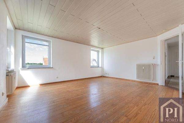 Großes Wohnzimmer mit gemütlichem Dielenboden