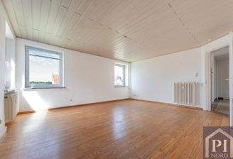 Großes Wohnzimmer mit gemütlichem Dielenboden