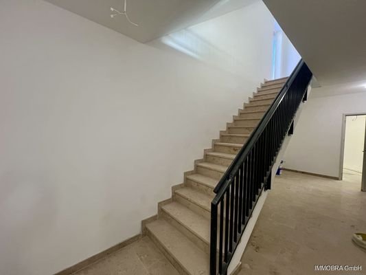 Treppe von Tiefgarage zum EG