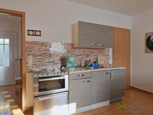 Küche mit Herd und Spülmachine