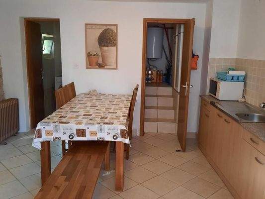 Traditioneller Essbereich mit einem Abstellraum