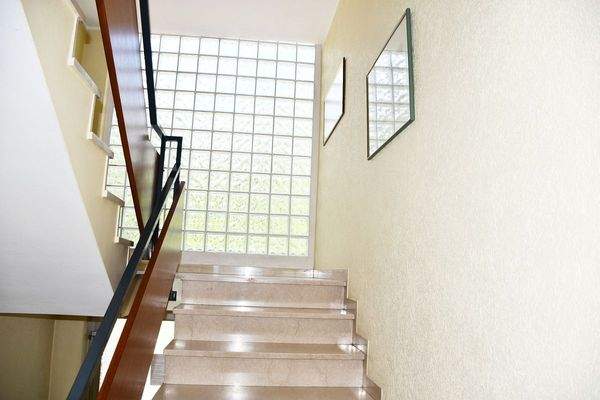 15 helles Treppenhaus.JPG