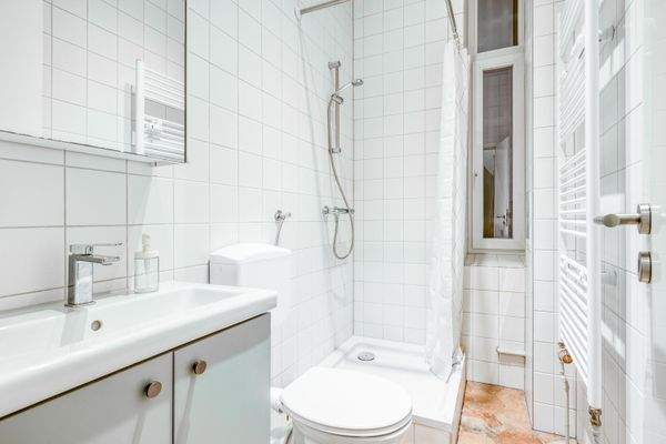 Bad mit Dusche und WC