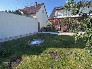 Blick zur Einfahrt vom Garten