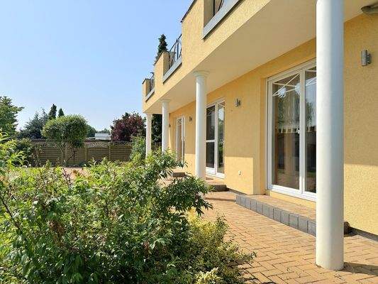 überdachte Terrasse mit stilvollen Säulen