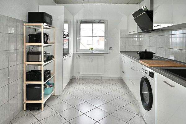 Küche mit Einbauküche