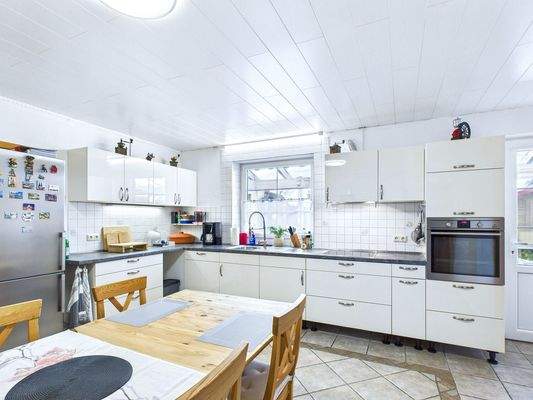 große Küche mit Sitzgruppe