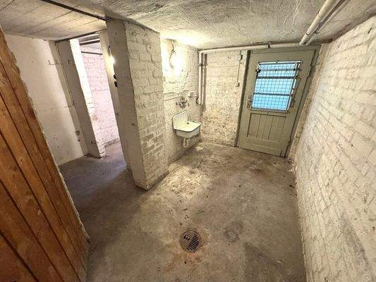 Kellerraum mit Außenzugang Garten