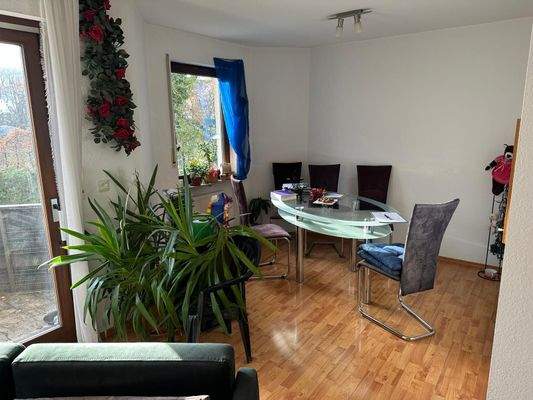 Wohnzimmer,Essbereich (Durchreiche zur Küche) 