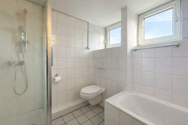 Bad mit Dusche und Wanne