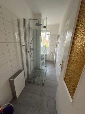 Badezimmer mit Dusche