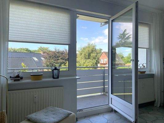 Wohnzimmer mit Blick auf den Balkon