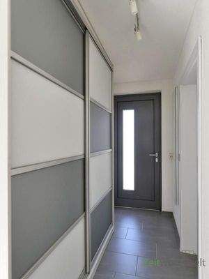 riesiger Kleiderschrank im Eingangsbereich