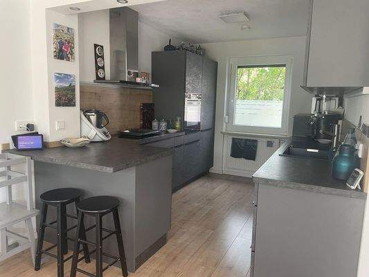 offene Küche mit Sitzgelegenh