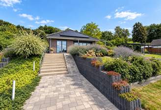 01 Außenansicht Moderner Bungalow.png