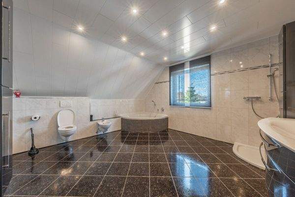 und mit Dusche und Badewanne ausgestattet