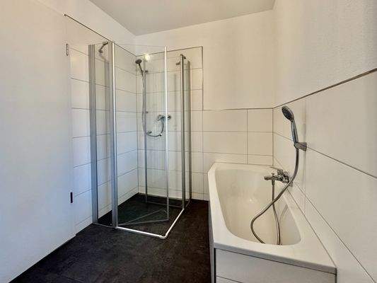 Dusch- und Wannenbad mit Tageslicht