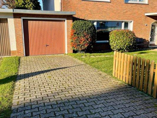 Zufahrt und Stellplatz linke Garage