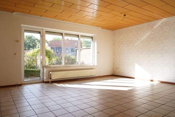 lichtdurchflutetes Wohnzimmer