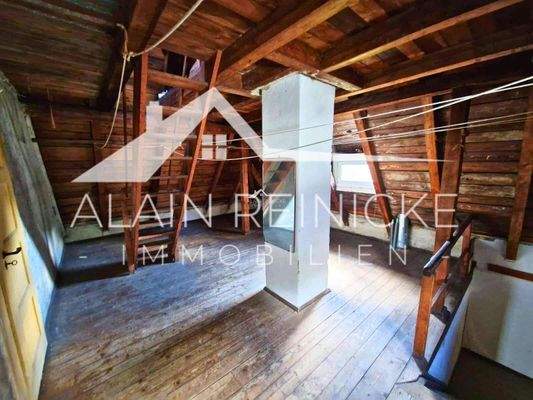 Dachboden mit Kaminrohr