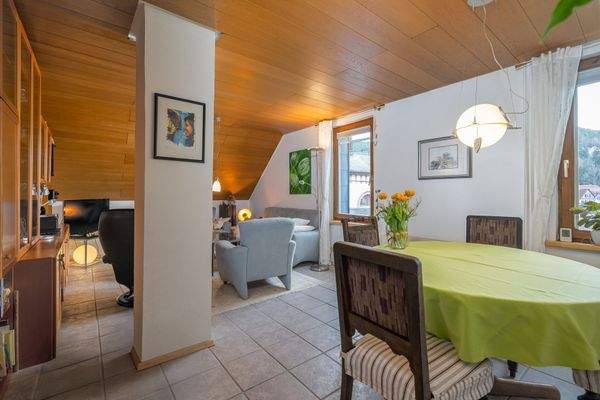 Heller Wohn- und Essbereich mit gemütlicher Atmosphäre