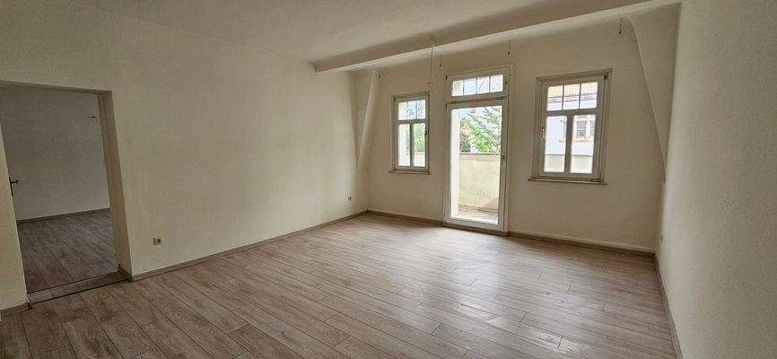 Wohnzimmer mit Balkonzugang